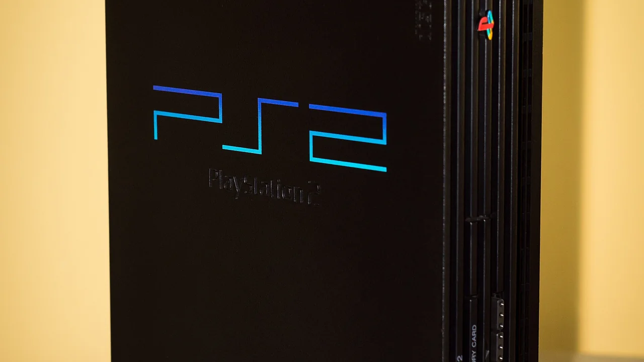 Português O PlayStation 2 (oficialmente abreviado como PS2) foi o segundo console produzido pela empresa Sony, após o PlayStation original. Foi lançado no dia 4 de março de 2000 no Japão, no dia 26 de outubro na América do Norte, e posteriormente, no dia 24 de novembro na Europa. Após um lento primeiro ano, o PlayStation 2 cresceu a ponto de tornar-se o console mais vendido da história dos videogames. Devido à imensa popularidade em todo o mundo, o console, assim como seus jogos, continuaram a ser fabricados mesmo após o lançamento do seu sucessor, o PlayStation 3. Somente depois de 13 anos do seu lançamento, às vias do anúncio do PlayStation 4, que o jornal japonês Asahi Shinbum anunciou o encerramento da fabricação do console no Japão no dia 30 de dezembro de 2012. E no dia 4 de janeiro de 2013, o jornal britânico The Guardian anunciou que a Sony cessou a produção dos consoles PlayStation 2 no mundo inteiro. O sucessor do PlayStation é anunciado pela Sony em março de 1999 e lançado um ano depois no Japão, em 4 de março de 2000. Na América do Norte, o evento ocorre no 26 de outubro do mesmo ano. A notícia causa estrondosa repercussão em todo mundo, a ponto de esvaziar lojas ainda no dia de seu lançamento e, devido a atrasos na fabricação, apenas alguns milhões de pessoas obtêm o console até o final de 2000. Outra opção era comprar o console na internet através de sites de leilões, como o eBay, onde ele era vendido por até mil dólares. Inicialmente, o PS2 tem muitas unidades vendidas com base na força da marca PlayStation e da compatibilidade com a versão anterior, com mais de 980.000 unidades comercializadas no Japão em 5 de março de 2000, um dia após o lançamento. Mais tarde, a Sony adiciona novos kits de desenvolvimento para desenvolvedores de jogos e mais unidades de PS2 para os consumidores. Os primeiros modelos (SCPH-10000, SCPH-15000 e SCPH-18000) foram vendidos apenas no Japão. Estes modelos incluíam um PCMCIA em vez da porta Dev9 dos modelos posteriores. A PCMCIA-to-adaptador Dev9 foi posteriormente disponibilizada para estes modelos. Os modelos SCPH-10000 e SCPH-15000 não possuíam um reprodutor de filmes DVD incorporada e, em vez disso, tinham um software de reprodução de criptografado que foi copiado para o cartão de memória de um CD-ROM incluído (normalmente, o PS2 só executa softwares de encriptação de seu cartão de memória, mas isso pode ser mudado com o PS2 Independence Exploit). O console V3 (versão 3) tinha uma estrutura substancialmente diferente das reedições posteriores, apresentando várias placas interligadas de circuito impresso. A partir do V4, tudo foi unificado em uma placa, exceto o fornecimento de energia. Na versão 5, foram introduzidas pequenas alterações internas, e a única diferença entre esta e a V6 (também denominada V5.1) é a orientação do botão Power/Reset como conector da placa do interruptor, que foi revertida na V6 para impedir o uso de Modchips piratas. As versões 7 e 8 incluíam apenas pequenas alterações em relação à V6. Todas as versões a partir da SCPH-50000 possuem uma alteração na BIOS, da qual desabilita um exploit que permitia rodar aplicativos homebrew através do Memory Card, além de acrescentar receptores infravermelhos para controles remotos de DVD, que antes eram opcionais. Essa edição removeu a norma IEEE 1394, adicionou a capacidade de ler DVD-RW e DVD+RW e acrescentou uma varredura progressiva (Progressive Scan) para produção de filmes em DVD. As versões V10 e V11 contaram com poucas modificações. A cor padrão do PS2 é preto fosco. Consoles com diversas variações de cor, incluindo cinza, amarelo, azul, prata metálico, azul-marinho, preto opaco, roxo, ouro acetinado, prata acetinado, branco, vermelho, azul transparente (Blue Ocean), Pink Limited Edition e Black Piano, foram produzidos em diversas regiões. Em setembro de 2004, foi lançado o console versão 12, SCPH-70000. Lançada em novembro de 2004, é menor do que a versão antiga e inclui uma porta Ethernet. Em alguns lugares também inclui um modem. O tamanho e peso nesta edição foram reduzidos a 230 mm de altura, 152 mm de largura e 28 mm de profundidade (ou seja, menos 32%). Devido ao seu perfil estreito, que contém a baia de expansão de 3.5 polegadas, não dá suporte a disco rígido interno, mas devido à presença de portas USB 1.1, pode ser usado um disco rígido externo (apesar de nenhum jogo requerir um disco rígido interno) e utiliza uma fonte externa de energia, de maneira semelhante ao GameCube. Apesar das portas USB estarem disponíveis, a falta de unidade de disco rígido causou um problema, porque as portas USB 1.1 são mais lentas e o poucos jogos foram feitos para usá-la. Para algumas pessoas, esta tem sido uma limitação, especialmente para aqueles que preferem jogos como Final Fantasy XI, que exige o uso de periféricos, e evita o uso do pacote oficial do PlayStation 2 Linux. Houve discussões em relação à numeração deste modelo, uma vez que existem duas subversões do SCPH-70000. Uma delas inclui o antigo EE e GS e a outra contém a nova placa unificada EE + GS. Duas propostas de nomeação foram o nome do modelo antigo (EE e GS separados) V11.5 e o modelo V12 novo. Em 29 de novembro de 2005, o PlayStation 2 tornou-se o console de videogame mais rapidamente comercializado, por chegar a 100 milhões de unidades vendidas, realizando o feito no prazo de 5 anos e 9 meses de seu lançamento. O PlayStation 2 alcançou esta conquista de maneira mais rápida que seu antecessor, o PlayStation, que levou 9 anos e 6 meses para atingir o feito. O PS2 já havia vendido 138 milhões em unidades no mundo inteiro a partir de 18 de agosto de 2009, de acordo com a Sony. Na Europa, o PS2 vendeu 48 milhões de unidades a partir de 6 de maio de 2008, segundo dados da Sony Computer Entertainment Europe. Na América do Norte, o PS2 já vendeu 50 milhões de unidades em dezembro de 2008. No Japão, o PS2 vendeu 21.454.325 unidades a partir de 1 de outubro de 2008, de acordo com Famitsu/Enterbrain. Na Europa, o PS2 vendeu 6 milhões de unidades em 2006 e 3.8 milhões em 2007, De acordo com estimativas da Electronic Arts.30 31 Em 2007, o PS2 vendeu 3,97 milhões de unidades nos Estados Unidos de acordo com a NPD Group.32 33 e 816.419 unidades no Japão, segundo a Enterbrain. Em 2008, o PS2 vendeu 480.664 unidades no Japão, segundo a Enterbrain. Fonte: Wikipedia English The PlayStation 2 (PS2), is a home video game console that was manufactured by Sony Computer Entertainment. It is Sony's second installment in the PlayStation Series. It was released on March 4, 2000, in Japan followed by North America and Europe later the same year. The sixth-generation console competed with the Sega Dreamcast, Microsoft Xbox, and Nintendo GameCube. The PlayStation 2 went on to become the best-selling video game console in history, selling over 155 million units. More than 3,874 game titles have been released for the PS2 since launch, and more than 1.5 billion copies have been sold. Sony later manufactured several smaller, lighter revisions of the console known as "slimline" models, and in 2006 introduced the successor, the PlayStation 3. Even with the PlayStation 3 release, the PlayStation 2 remained popular well into the seventh generation and continued to be produced until January 4, 2013, when Sony finally announced that the PlayStation 2 had been discontinued after almost 13 years of production – one of the longest runs for a video game console. Despite the announcement, new games for the console continued to be produced until the end of 2013, including Final Fantasy XI: Seekers of Adoulin for Japan, Pro Evolution Soccer 2014 for North America and Europe, and FIFA 14 for Brazil. Sony unveiled the PlayStation 4 console the following month on February 20, 2013. Sony announced the PlayStation 2 (PS2) on March 1, 1999. The video game console was positioned as a competitor to Sega's Dreamcast, the first sixth-generation console to be released. Despite Sony's announcement, the Dreamcast went on to a very successful North American launch later that year selling over 500,000 units within two weeks.[12] Soon after the Dreamcast's North American launch, Sony unveiled the PlayStation 2 at the Tokyo Game Show in September 1999. Sony showed fully playable demos of upcoming PlayStation 2 games including Gran Turismo 2000 (later released as Gran Turismo 3: A-Spec) and Tekken Tag Tournament — which showed the console's graphic abilities and power. The PS2 was launched in March 2000 in Japan, October in North America and November in Europe. Sales of the console, games and accessories pulled in $250 million on the first day, beating the $97 million made on the first day of the Dreamcast. Directly after its release, it was difficult to find PS2 units on retailer shelves due to manufacturing delays. Another option was purchasing the console online through auction websites such as eBay, where people paid over a thousand dollars for the console. The PS2 initially sold well partly on the basis of the strength of the PlayStation brand and the console's backward compatibility, selling over 980,000 units in Japan by March 5, 2000, one day after launch. This allowed the PS2 to tap the large install base established by the PlayStation — another major selling point over the competition. Later, Sony added new development kits for game developers and more PS2 units for consumers. The PS2's built-in functionality also expanded its audience beyond the gamer, as its debut pricing was the same or less than a standalone DVD player. This made the console a low cost entry into the home theater market. The success of the PS2 at the end of 2000 caused Sega problems both financially and competitively, and Sega announced the discontinuation of the Dreamcast in March 2001, just 18 months after its successful launch. The PS2 remained as the only active sixth generation console for over 6 months, before it would face competition from newer rivals; the Nintendo GameCube and Microsoft's Xbox, which were then released. Many analysts predicted a close three-way matchup among the three consoles; the Xbox having the most powerful hardware, while the GameCube was least expensive console and Nintendo changed its policy to encourage third-party developers, and while the PlayStation 2 theoretically had the weakest specs of the three, it had a head start due to its installed base plus strong developer commitment, as well as a built-in DVD player (the Xbox required an adapter, while the GameCube lacked support entirely). While the PlayStation 2's initial games lineup was considered mediocre, this changed during the 2001 holiday season with the release of several blockbuster games that maintained the PS2's sales momentum and held off its newer rivals. Sony also countered the Xbox by temporarily securing PlayStation 2 exclusives for highly anticipated games such as the Grand Theft Auto series and Metal Gear Solid 2: Sons of Liberty. Sony cut the price of the console in May 2002 from US$299 to $199 in North America, making it the same price as the GameCube and $100 less than the Xbox. It also planned to cut the price in Japan around that time. It cut the price twice in Japan in 2003. In 2006, Sony cut the cost of the console in anticipation of the release of the PlayStation 3. Sony, unlike Sega with its Dreamcast, originally placed little emphasis on online gaming during its first few years, although that changed upon the launch of the online-capable Xbox. Coinciding with the release of Xbox Live, Sony released the PlayStation Network Adapter in late 2002, with several online first–party titles released alongside it, such as SOCOM: U.S. Navy SEALs to demonstrate its active support for Internet play. Sony also advertised heavily, and its online model had the support of Electronic Arts (EA); EA did not offer online Xbox titles until 2004. Although Sony and Nintendo both started out late, and although both followed a decentralized model of online gaming where the responsibility is up to the developer to provide the servers, Sony's moves made online gaming a major selling point of the PS2. In September 2004, in time for the launch of Grand Theft Auto: San Andreas, Sony revealed a newer, slimmer PS2 (see Hardware revisions). In preparation for the launch of the new models (SCPH-700xx-9000x), Sony stopped making the older models (SCPH-3000x-500xx) to let the distribution channel empty its stock of the units. After an apparent manufacturing issue—Sony reportedly underestimated demand—caused some initial slowdown in producing the new unit caused in part by shortages between the time the old units were cleared out and the new units were ready. The issue was compounded in Britain when a Russian oil tanker became stuck in the Suez Canal, blocking a ship from China carrying PS2s bound for the UK. During one week in November, British sales totalled 6,000 units — compared to 70,000 units a few weeks prior. There were shortages in more than 1,700 stores in North America on the day before Christmas. PlayStation 2 software is distributed on CD-ROM and DVD-ROM. In addition the console can play audio CDs and DVD movies, and is backwards compatible with PlayStation games. The PS2 also supports PlayStation memory cards and controllers, although PS1 memory cards only work with PS1 games and the controllers may not support all functions (such as analog buttons) for PS2 games. The standard PlayStation 2 memory card has an 8 MB capacity. There are a variety of non-Sony manufactured memory cards available for the PlayStation 2, allowing for a memory capacity larger than the standard 8 MB. The console also features USB and IEEE 1394 (Firewire) expansion ports. A hard disk drive can be installed in an expansion bay on the back of the console, and is required to play certain games, notably the popular Final Fantasy XI. This is only available on certain models. The PlayStation 2 may natively output video resolutions on SDTV and HDTV from 480i to 480p while other games, such as Gran Turismo 4 and Tourist Trophy are known to support upscaled 1080i resolution using any of the following standards: composite video (480i), S-Video (480i), RGB (480i/p), VGA (for progressive scan games and PS2 Linux only), YPBPR component video (which display most PS1 games in their native 240p mode which most HDTV sets don't support), and D-Terminal. Cables are available for all of these signal types; these cables also output analog stereo audio. Additionally, an RF modulator is available for the system to connect to older TVs. Digital (S/PDIF) audio may also be output by the console via its TOSLINK connector which outputs 5.1 channel sound. The PS2 has undergone many revisions, some only of internal construction and others involving substantial external changes. The PS2 is primarily differentiated between models featuring the original "fat" case design and "slimline" models, which were introduced at the end of 2004. In 2010, a television incorporating a PS2 was made available to consumers. The PS2 standard color is matte black. Several variations in color were produced in different quantities and regions, including ceramic white, light yellow, metallic blue (aqua), metallic silver, navy (star blue), opaque blue (astral blue), opaque black (midnight black), pearl white, sakura purple, satin gold, satin silver, snow white, super red, transparent blue (ocean blue), and also Limited Edition color Pink, which was distributed in some regions such as Oceania, and parts of Asia. In September 2004, Sony unveiled its third major hardware revision. Available in late October 2004, it was smaller, thinner, and quieter than the original versions and included a built-in Ethernet port (in some markets it also had an integrated modem). Due to its thinner profile, it did not contain the 3.5" expansion bay and therefore did not support the internal hard disk drive. It also lacked an internal power supply until a later revision (excluding the Japan version), similar to the GameCube, and had a modified Multitap expansion. The removal of the expansion bay was criticized as a limitation due to the existence of titles such as Final Fantasy XI, which required the use of the HDD. Sony also manufactured a consumer device called the PSX that can be used as a digital video recorder and DVD burner in addition to playing PS2 games. The device was released in Japan on December 13, 2003, and was the first Sony product to include the XrossMediaBar interface. It did not sell well in the Japanese market and was not released anywhere else. Source: Wikipedia — cover image for September 2026 State of Play: PlayStation’s Japan Showcase Highlights